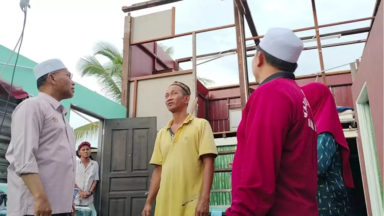 Bumbung rumah diterbangkan ribut sebelum berbuka puasa