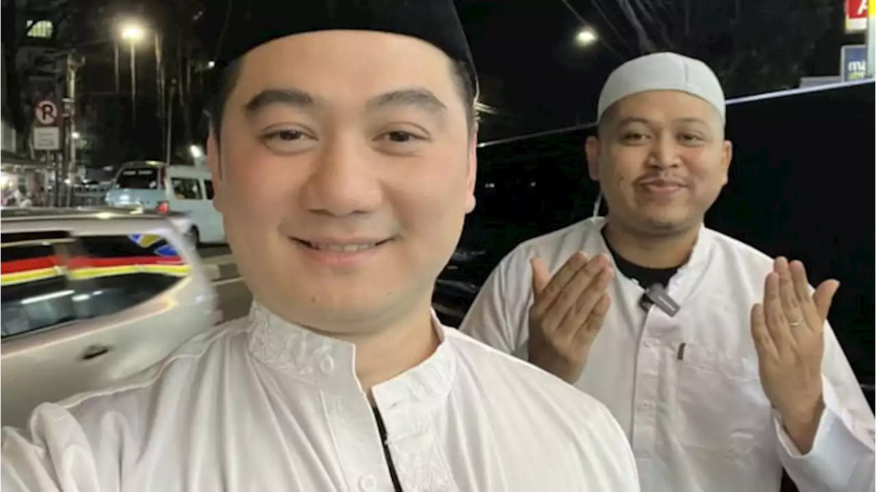 Foto Pakai Baju Muslim, Chef Arnold Didukung Jadi Mualaf