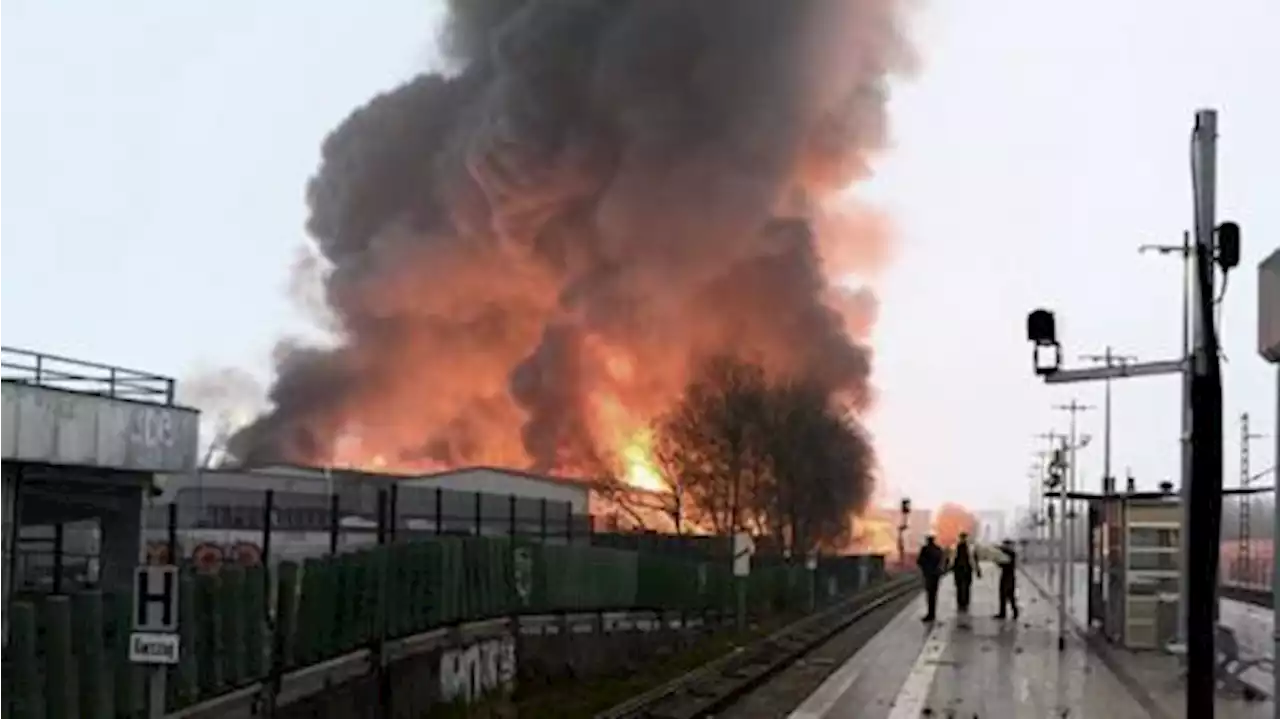 Alemania: declaran 'peligro extremo' por un gran incendio en dos depósitos de Hamburgo