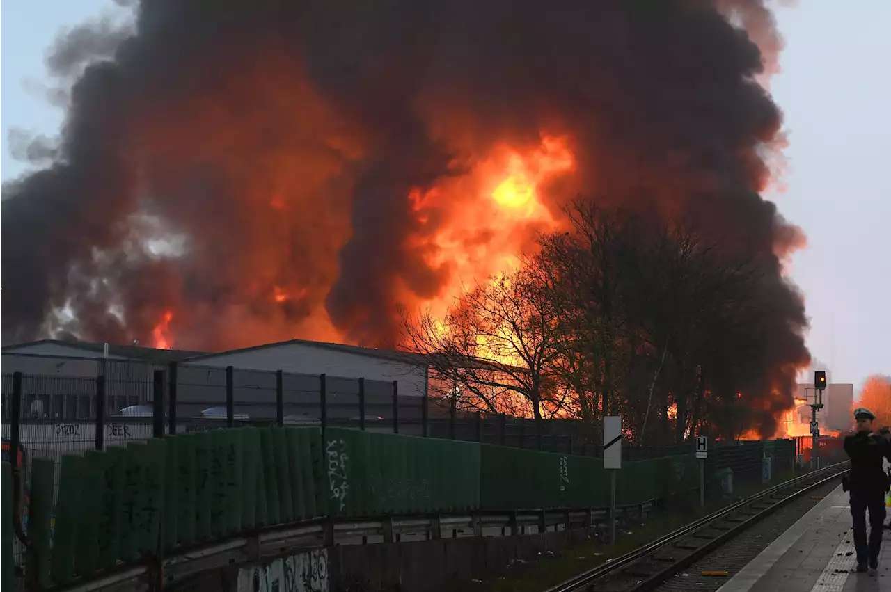 Lagerhallen brennen lichterloh – Grossbrand in Hamburg verdunkelt City