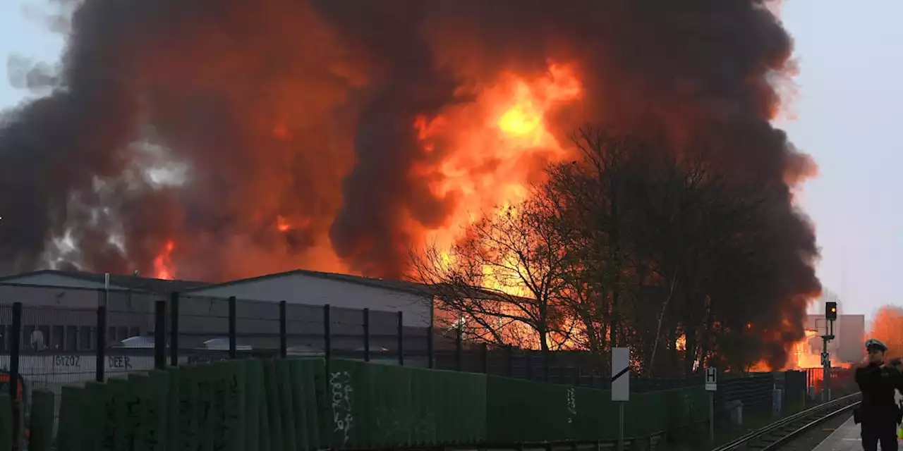 „Extreme Gefahr“ für Anwohner! Meterhohe Flammen und Explosionen in Hamburg