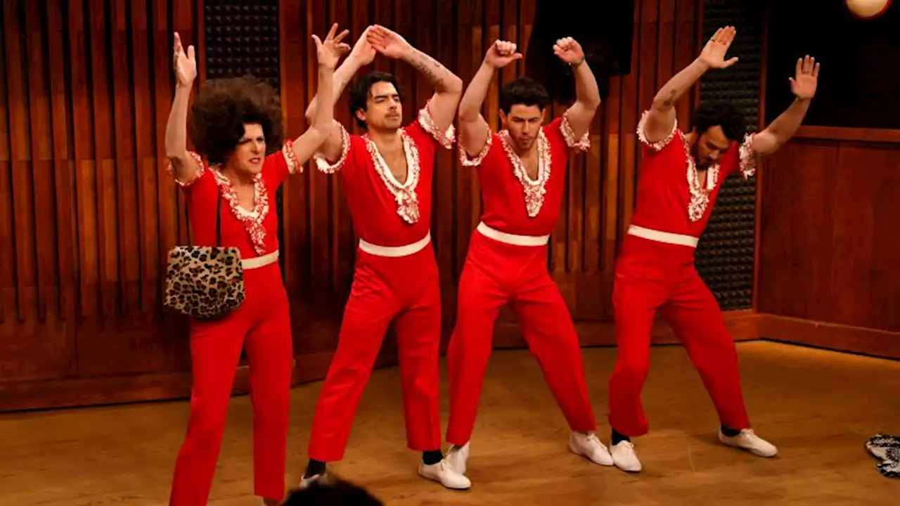 Molly Shannon's iconic 'SNL' character 'Sally O'Malley' returns as the Jonas Brothers' choreographer | CNN