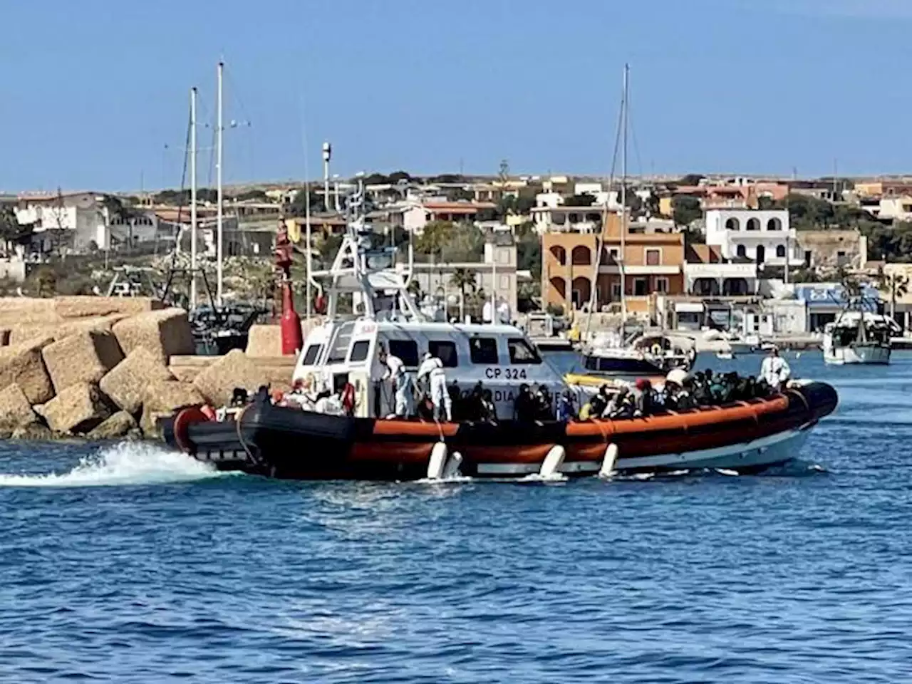 Migranti, 35 morti al largo della Tunisia. A Lampedusa 679 arrivi. Alarm Phone: «400 da soccorrere»