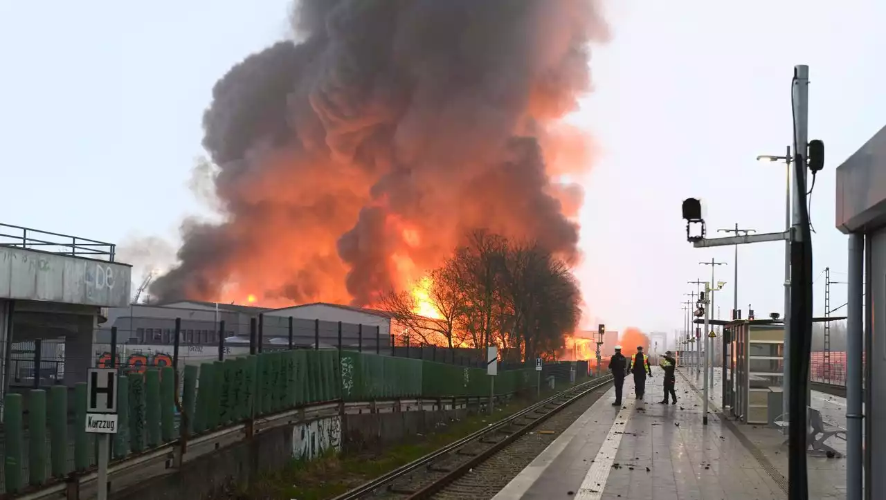 Hamburg: Feuerwehr warnt nach Großbrand vor giftiger Rauchwolke