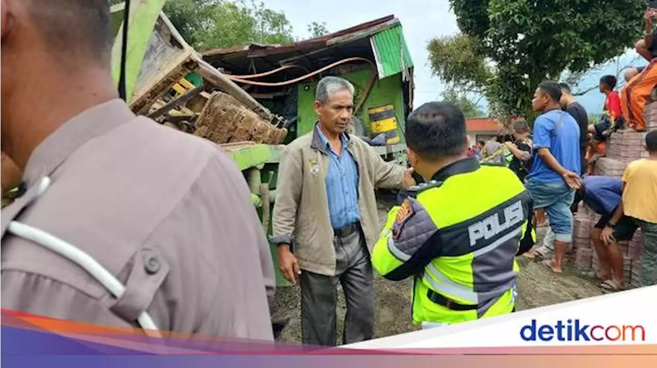 Kecelakaan Beruntun 8 Kendaraan di Sumbar, 14 Korban Luka-1 Tewas