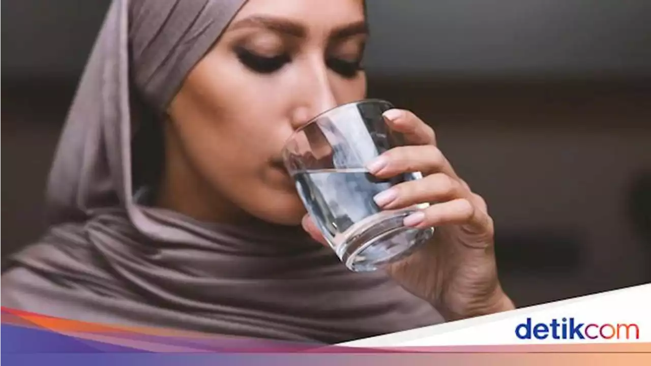 Tips Minum Air Putih saat Sahur Biar Nggak Dehidrasi dan Haus Seharian