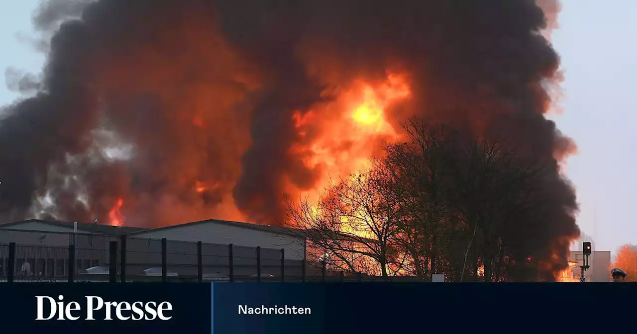 Großbrand in Hamburg: Rauchwolke überdeckt die gesamte Stadt