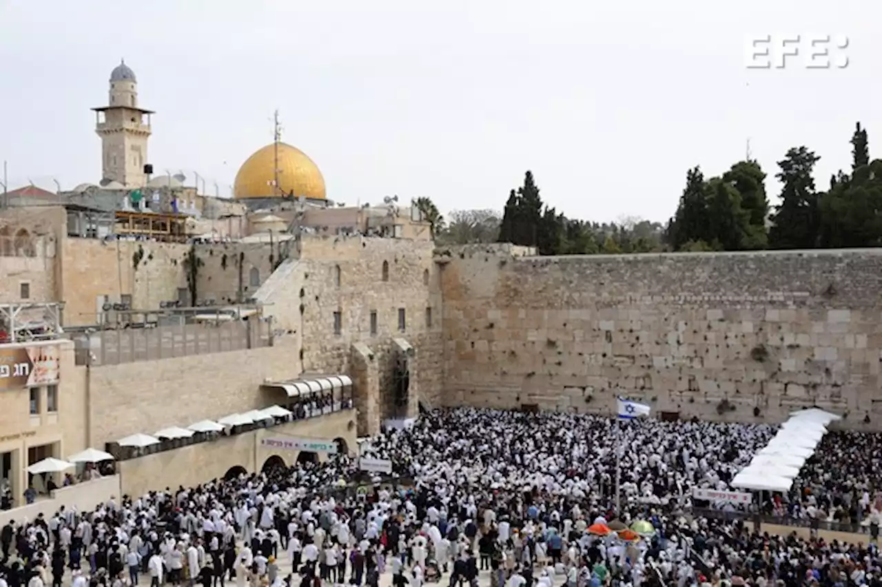 Cientos de palestinos se atrincheran en la mezquita de Al Aqsa