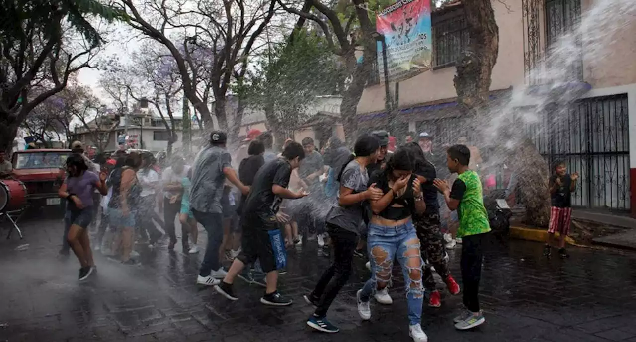 VIDEO: Entre sonideros, brincos y gritos, así fue la tradicional 'mojada' en Xochimilco | El Universal