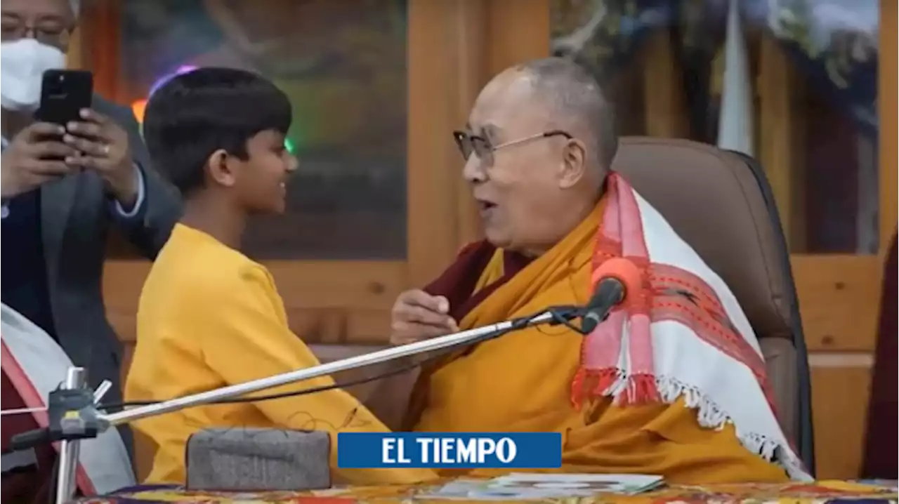 Polémico video: Dalai Lama besa y pide a niño que 'chupe' su lengua