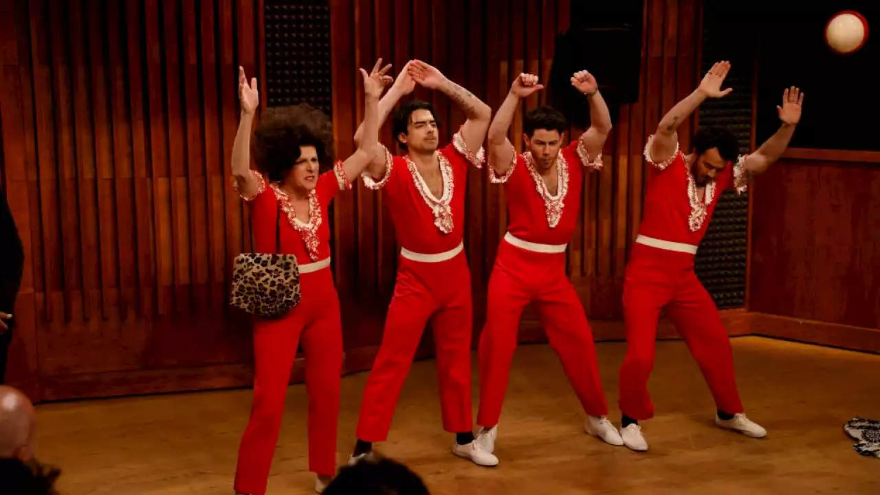 Molly Shannon Makes Hilarious 'SNL' Return With the Jonas Brothers