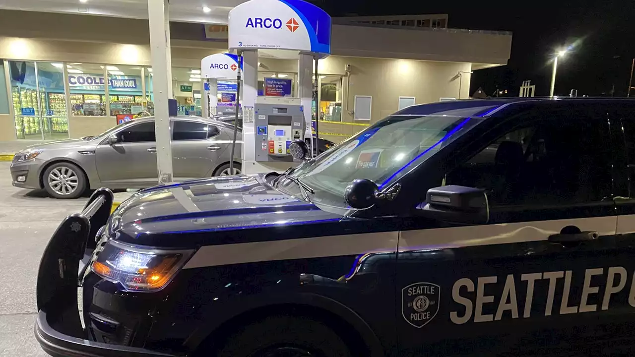 Seattle customer shot while trying to stop armed robbery suspect at gas station convenience store