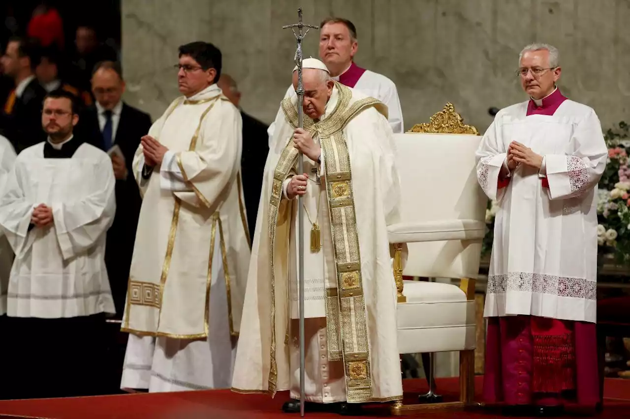 At Easter vigil, Pope Francis encourages hope amid 'icy winds of war'