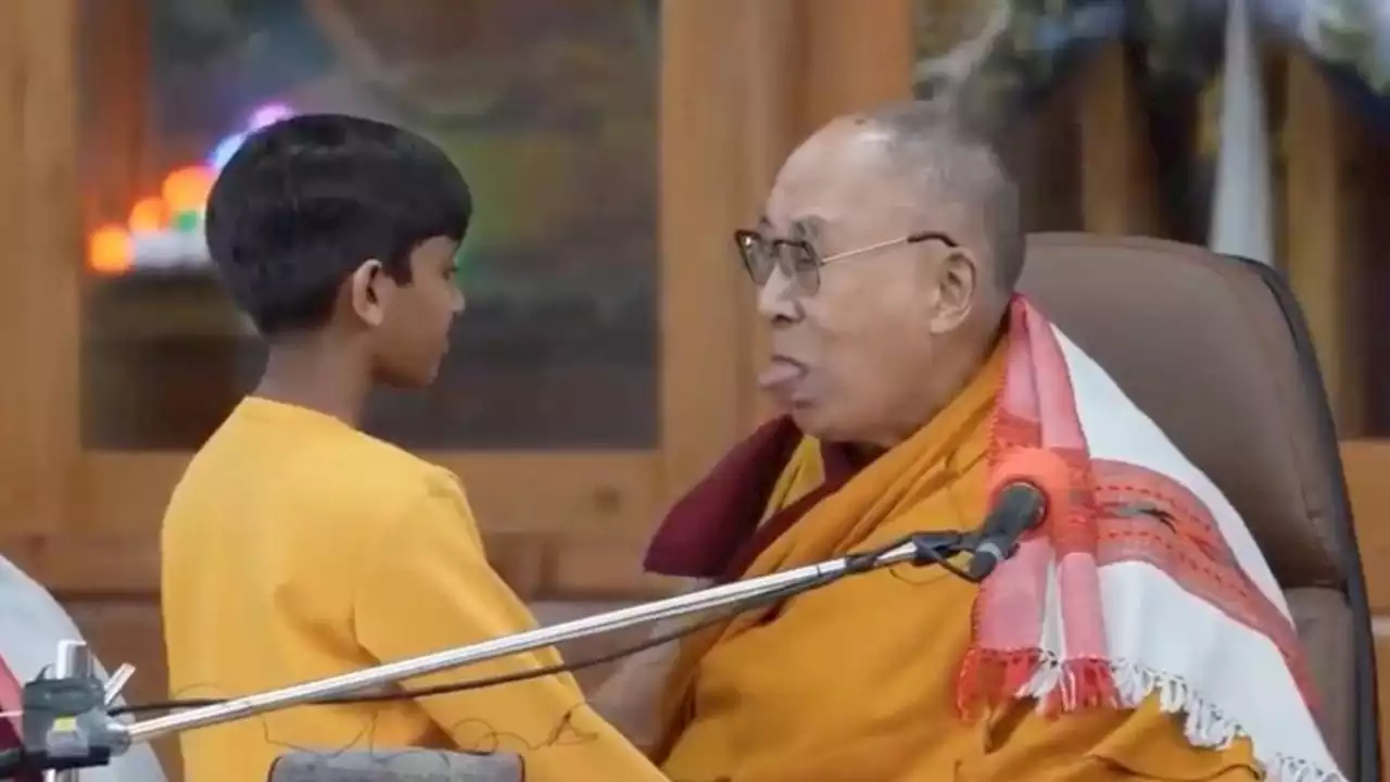 VIDEO | el Dalai Lama indigna al mundo al besar en la boca a un niño: “Chupa mi lengua”