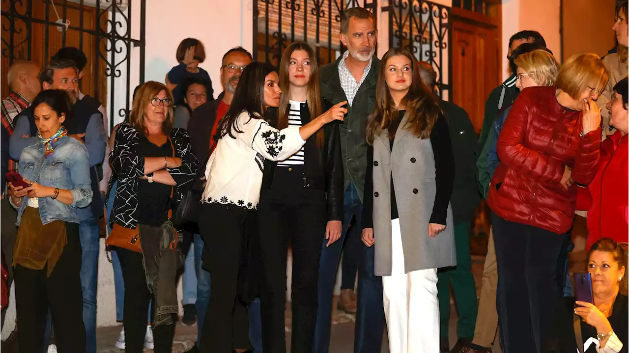 Los reyes y sus hijas ven la pasión viviente de Cristo en la localidad madrileña de Chinchón entre el público