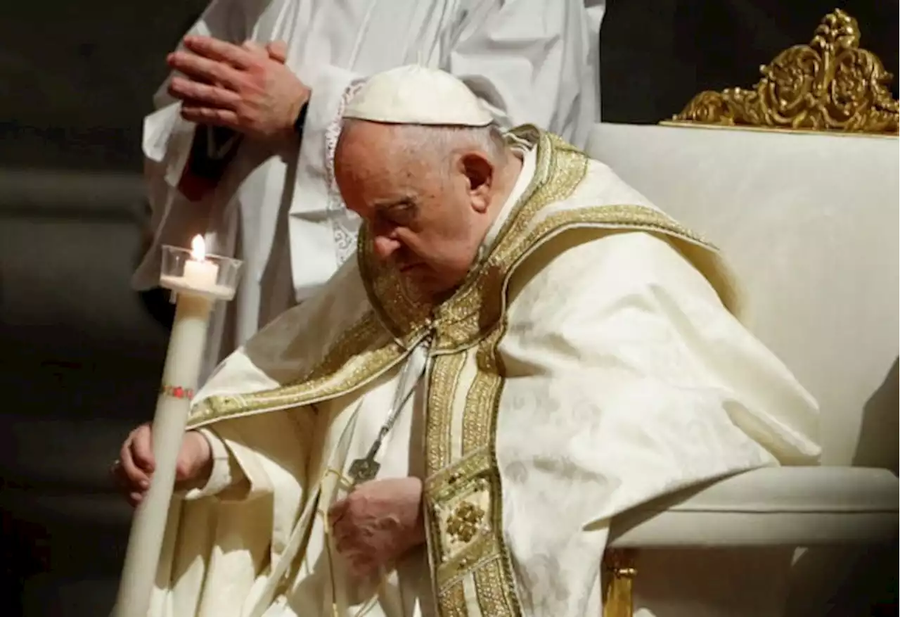 At Easter vigil, Pope Francis encourages hope amid ‘icy winds of war’