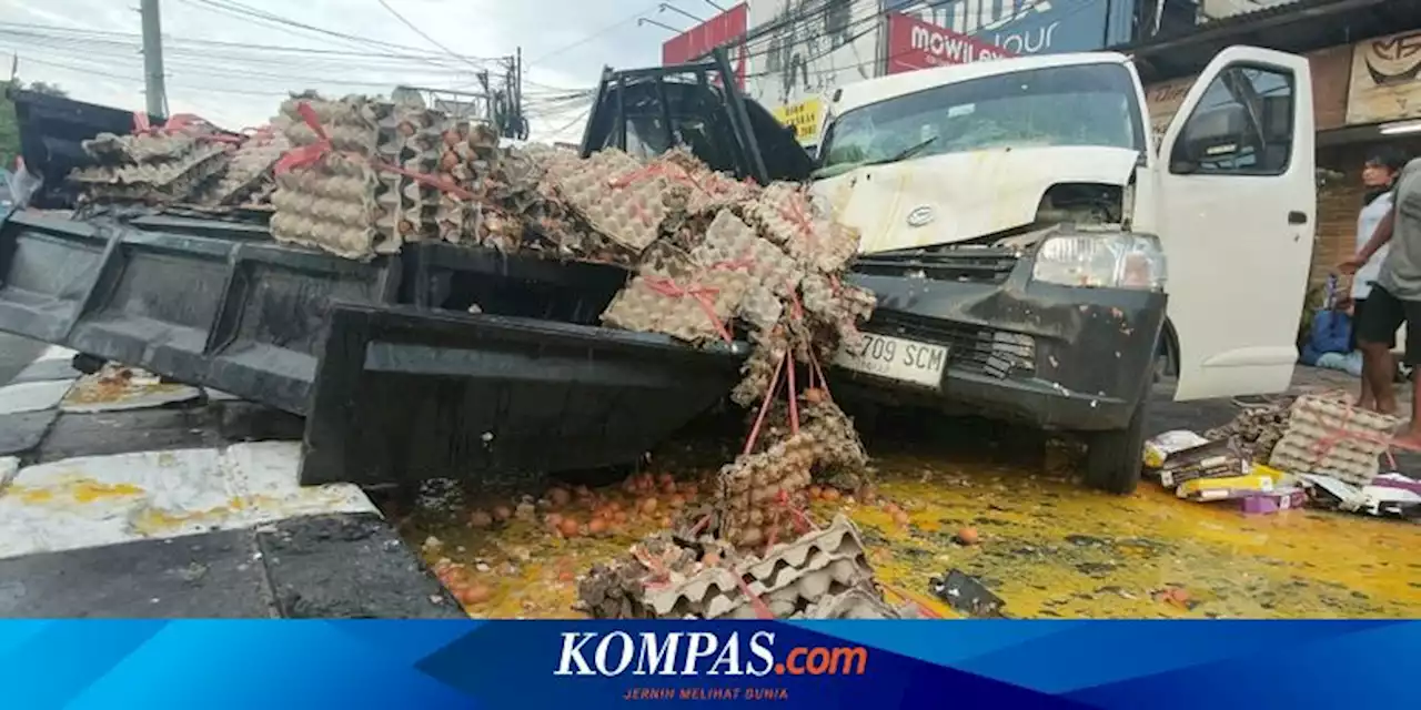 Mobilio Tabrak Carry Pikap Pengangkut Telur di Simpang Depok