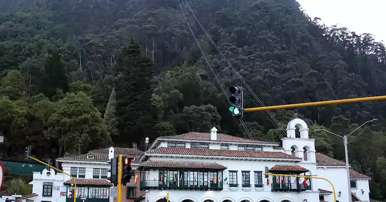 [Video] Hombre sorprendió a los feligreses luego de atreverse a subir Monserrate en tacones