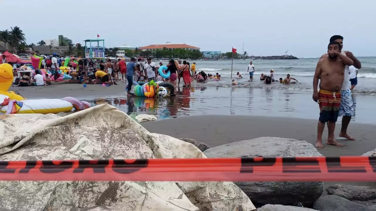 Con frente frío 47, turistas abarrotan playas de Veracruz y Boca del Río