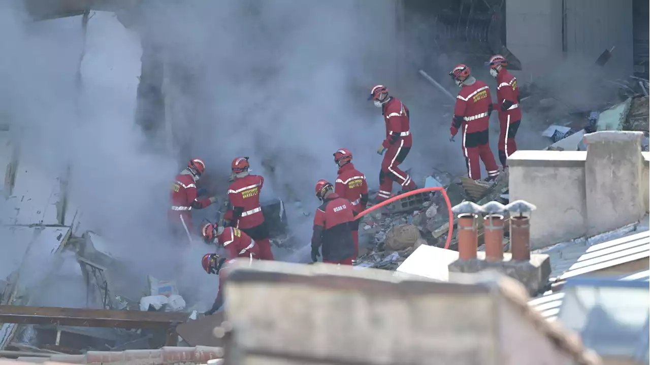 Pourquoi le travail des pompiers pour retrouver des survivants à Marseille est compliqué