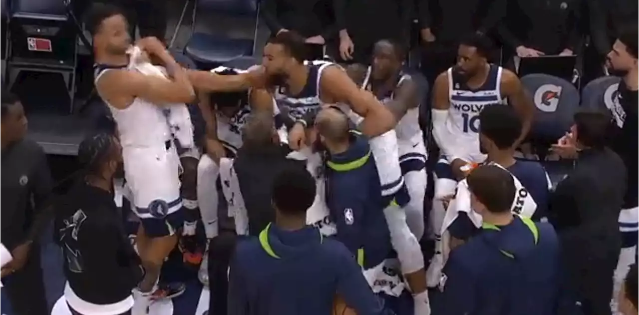 NBA : Rudy Gobert frappe son coéquipier Kyle Anderson pendant un temps mort