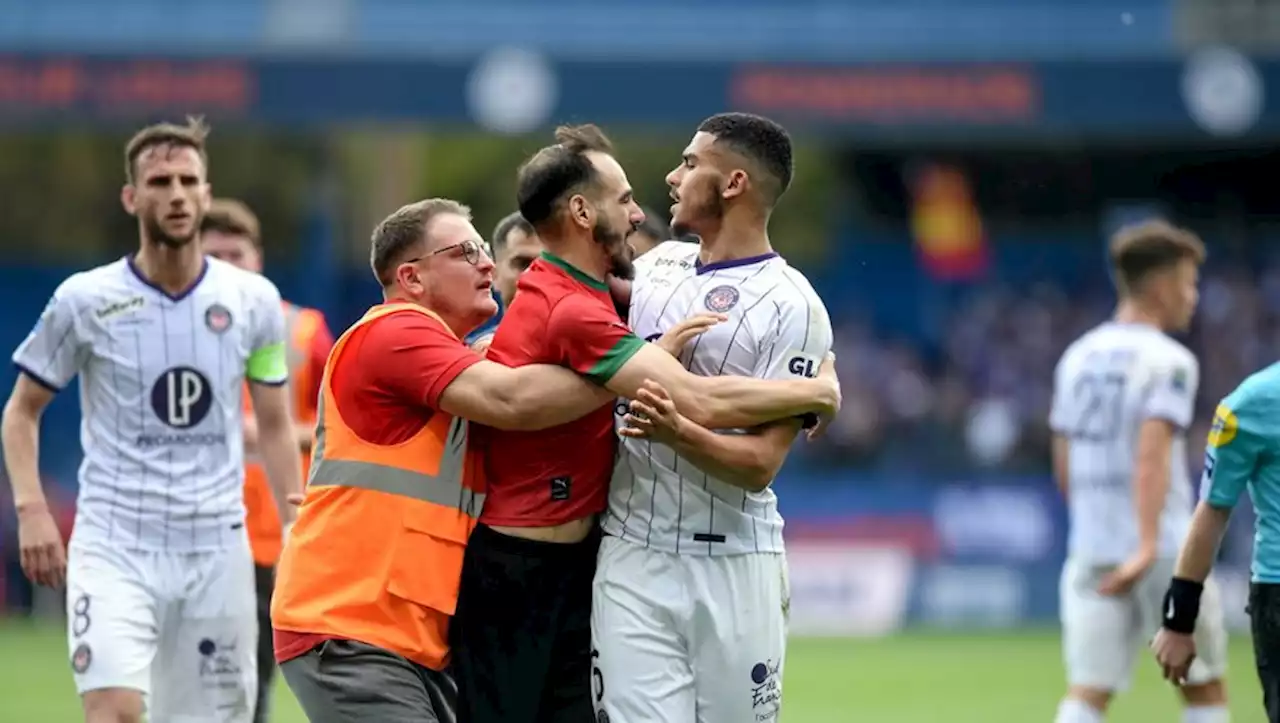 MHSC-Toulouse : deux individus s'introduisent sur la pelouse, l'un d'eux violente l'entraîneur adjoint de Toulouse