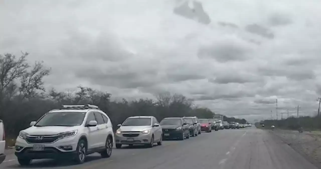 Carreteras de Tamaulipas con largas filas de vehículos en Semana Santa