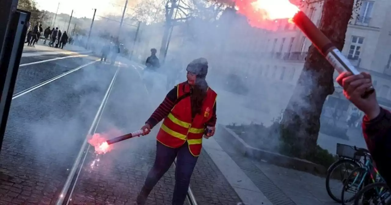 Francia vive una nueva jornada de protestas sin una salida a la crisis de las pensiones