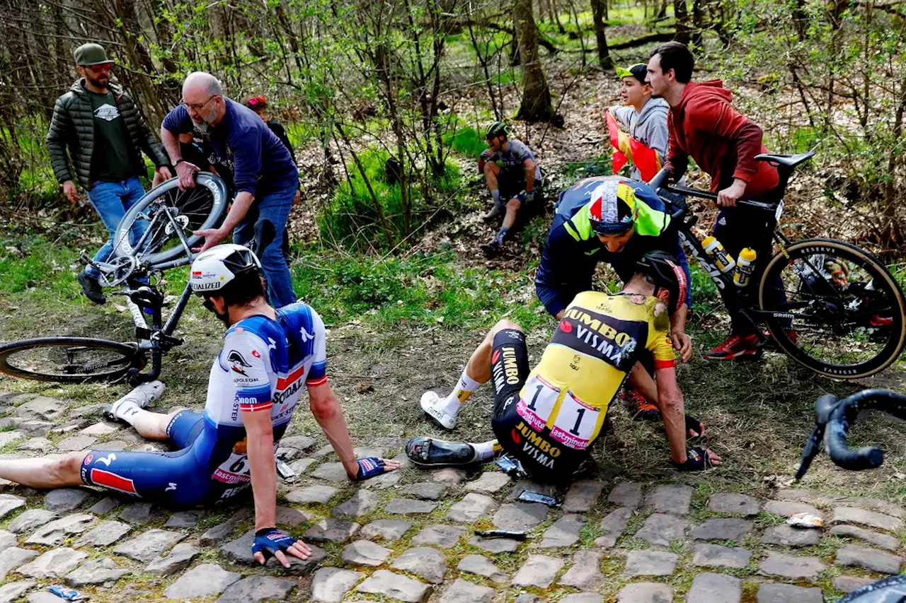 Van Baarle breekt hand en schouder bij val in Roubaix en mist Amstel Gold Race