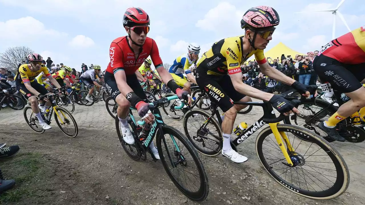 Van Baarle geeft op na val en kan Parijs-Roubaix niet voor tweede jaar op rij winnen