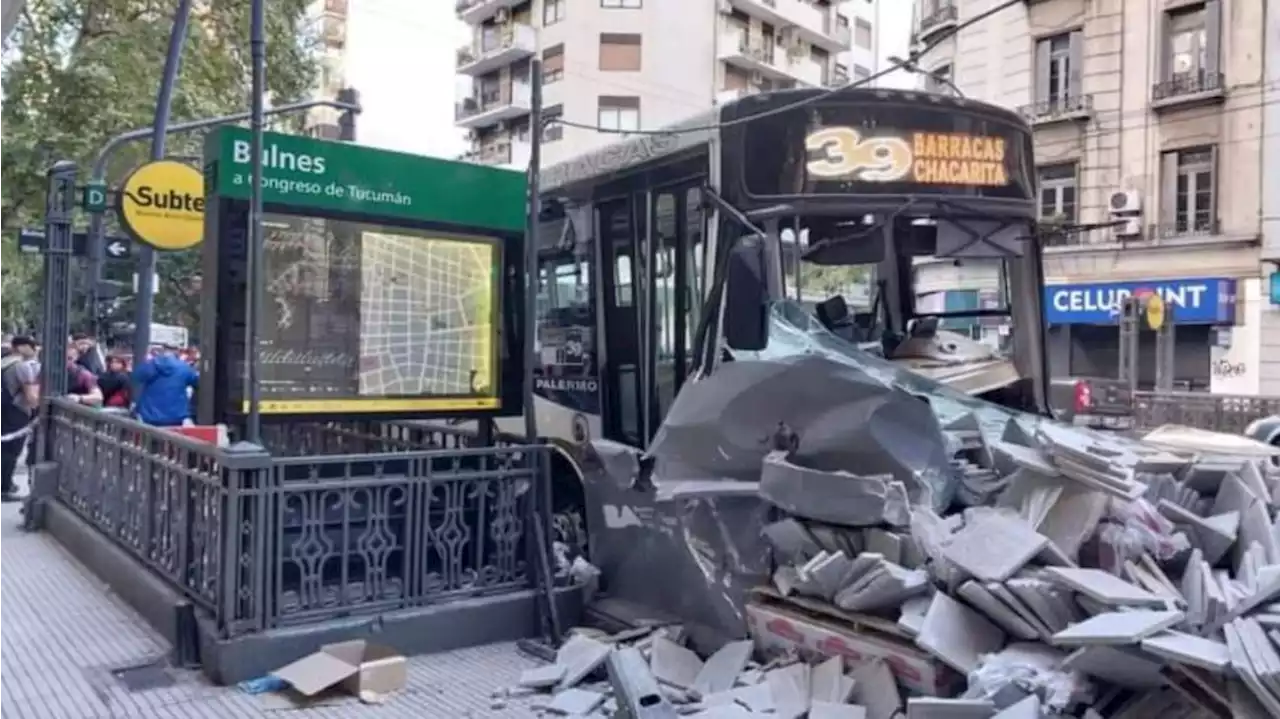 Un micro chocó frente al Alto Palermo: el chofer se quedó dormido, dio positivo de cocaína y hay 14 heridos