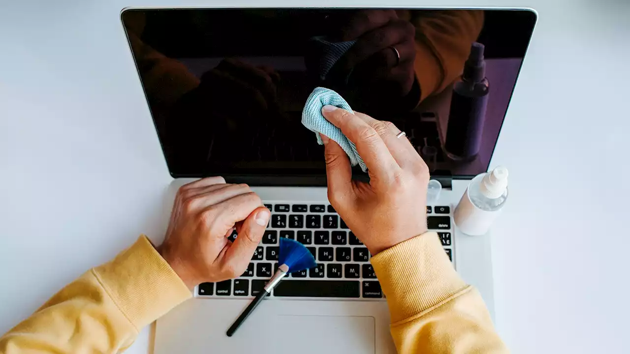 How to clean a computer screen without destroying it