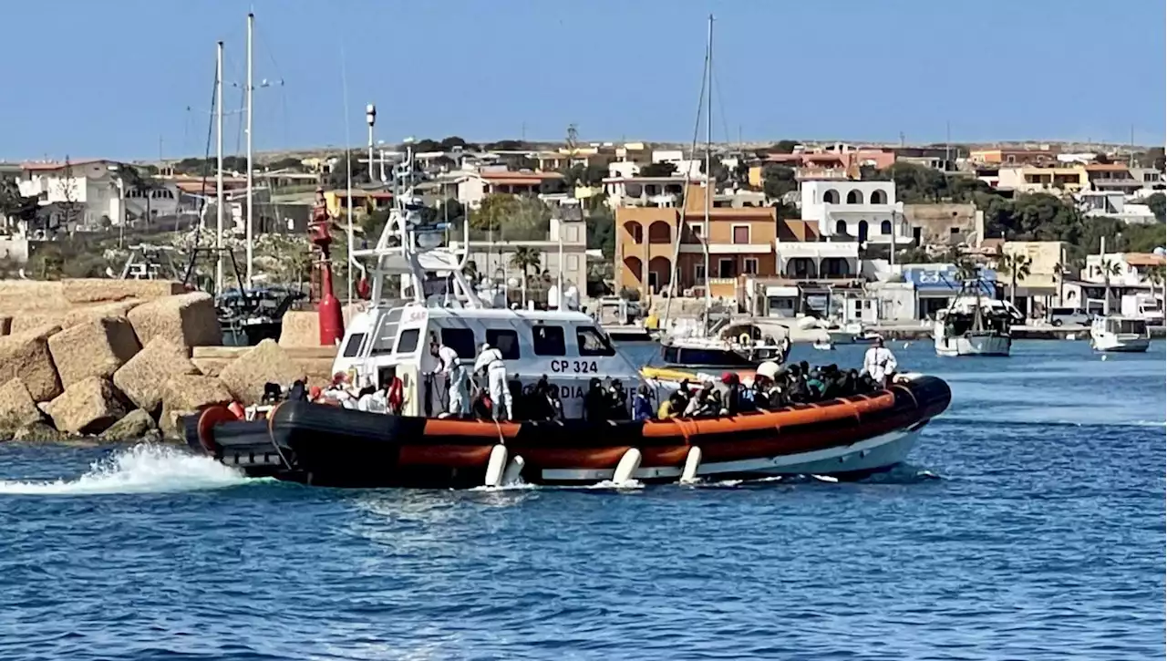 A Lampedusa arrivano in 700 in 24 ore. A bordo di un barchino anche un cadavere. Alarm phone: 'Quattrocento a rischio nel Mediterraneo'