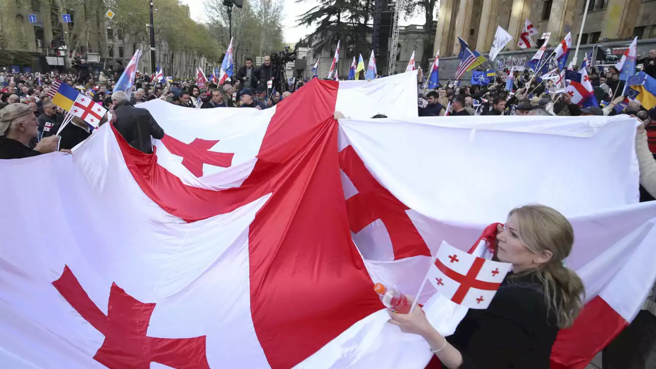 Géorgie: des milliers de personnes manifestent contre le gouvernement