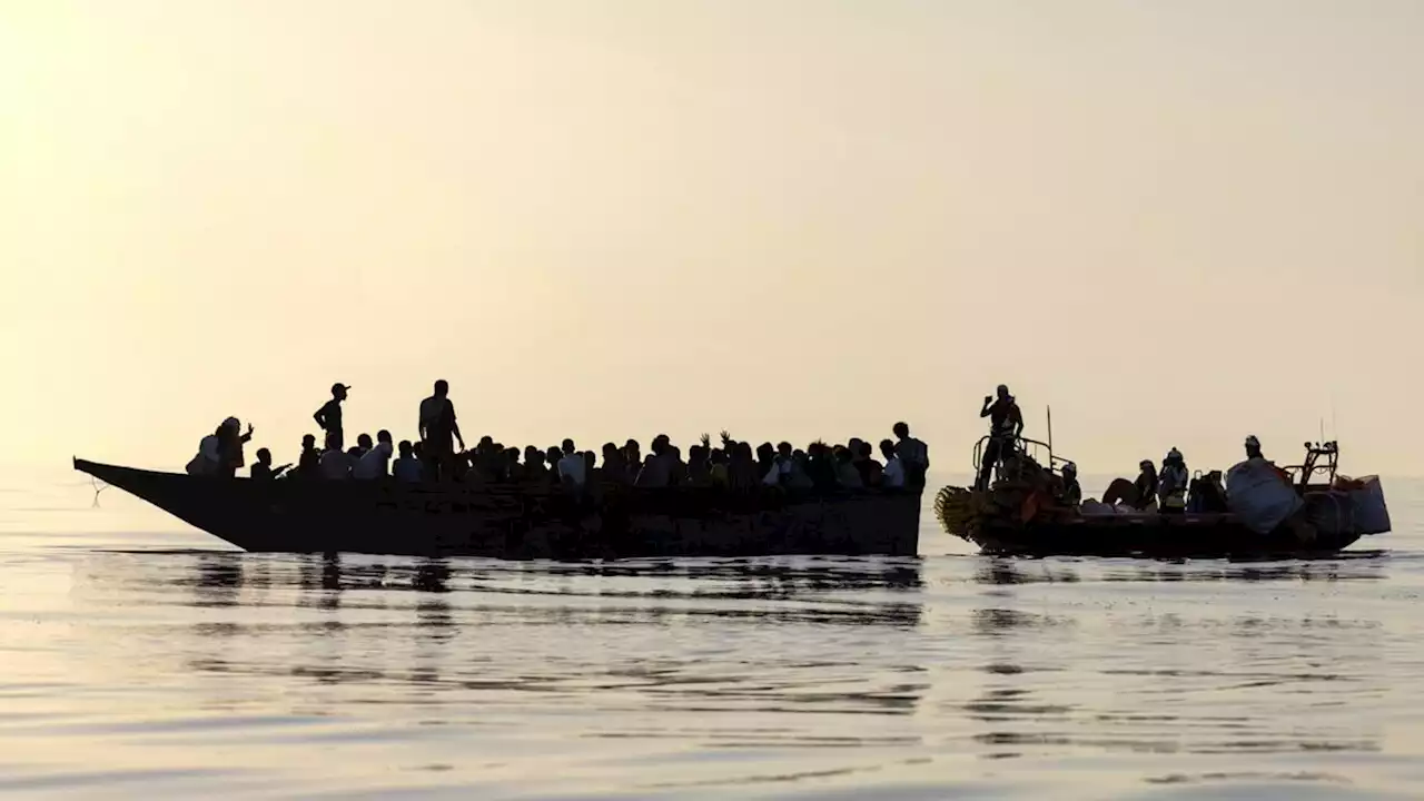 Oltre 400 migranti in pericolo in mezzo al mare