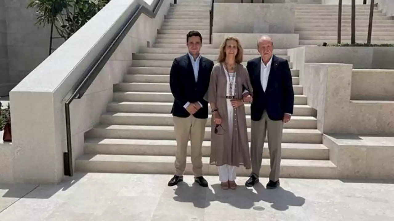 Juan Carlos I, la infanta Elena y Froilán, fotografiados en Abu Dabi