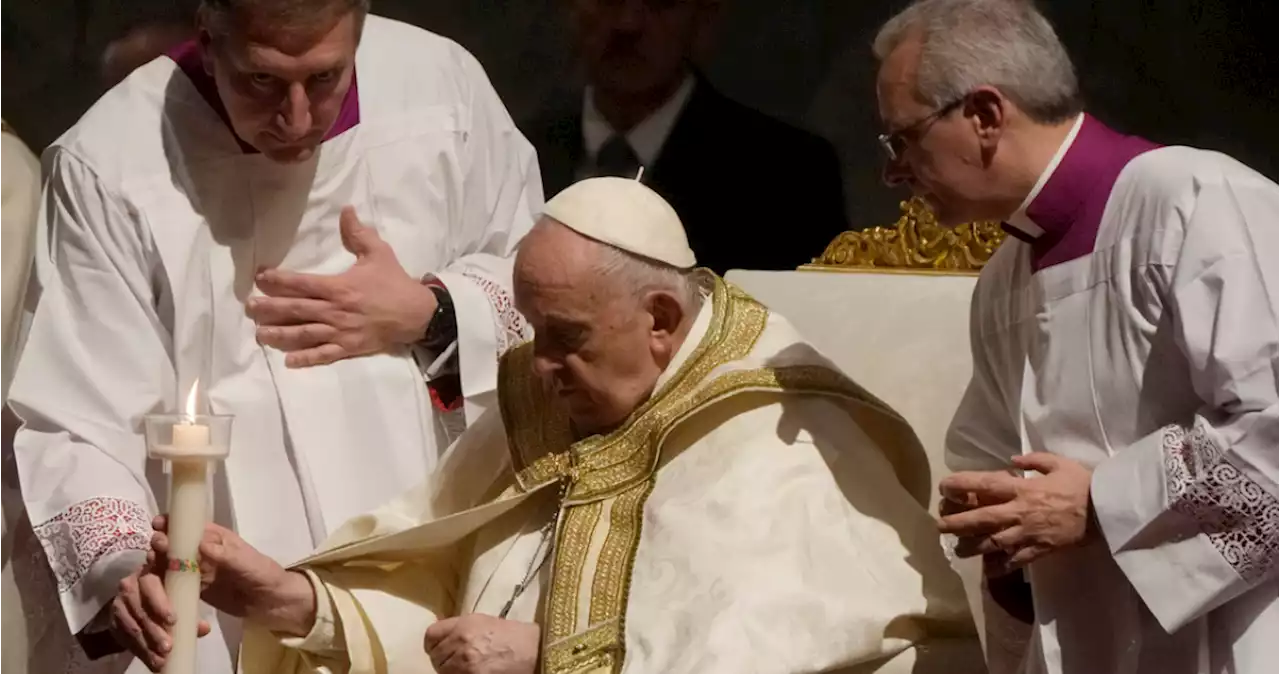 Papa Francisco reaparece en público y preside la misa de vigilia pascual en San Pedro