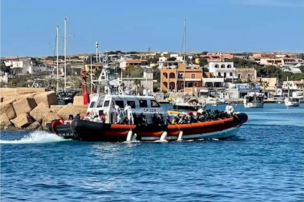 Migranti, a Lampedusa oltre 600 arrivi in 24 ore