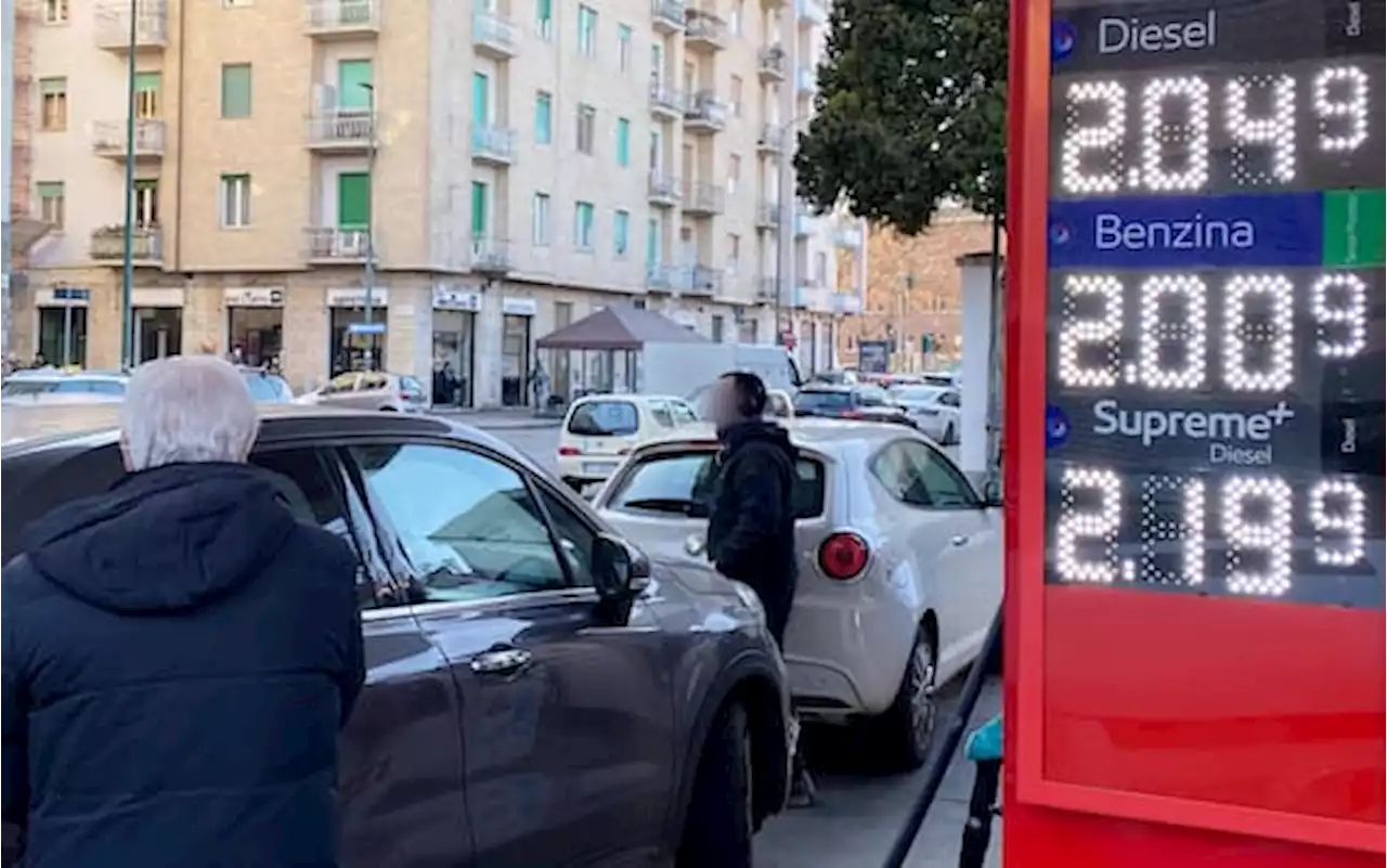 Prezzo medio carburanti, quali sono le regole sui cartelli