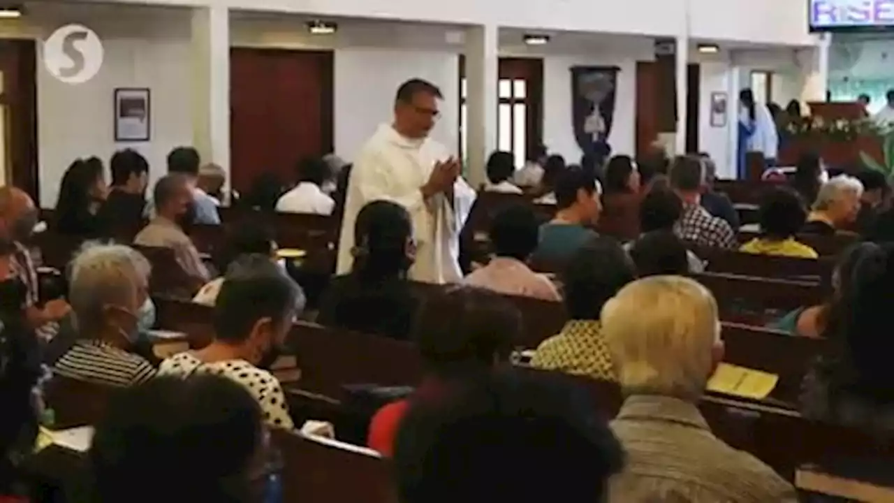 Hundreds gather at St Paul's Church to celebrate Easter mass