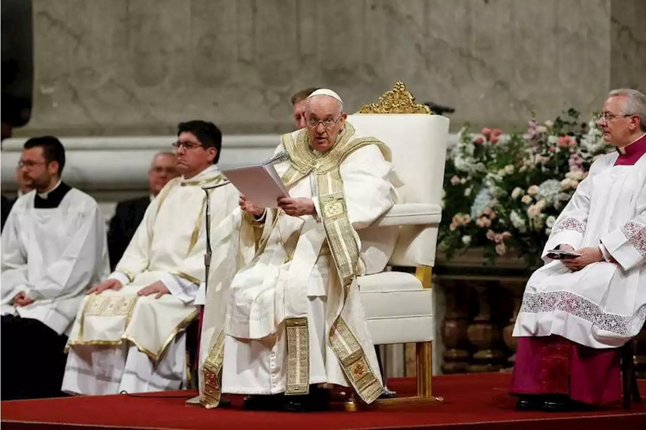 At Easter vigil, Pope Francis encourages hope amid 'icy winds of war'