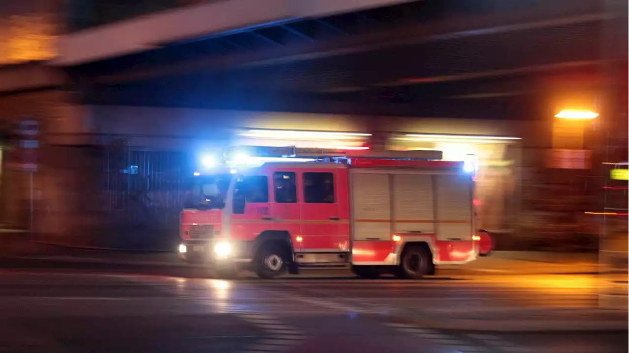 Rauchwolke über Berlin-Spandau: Feuerwehr löscht Brand auf Mülldeponie