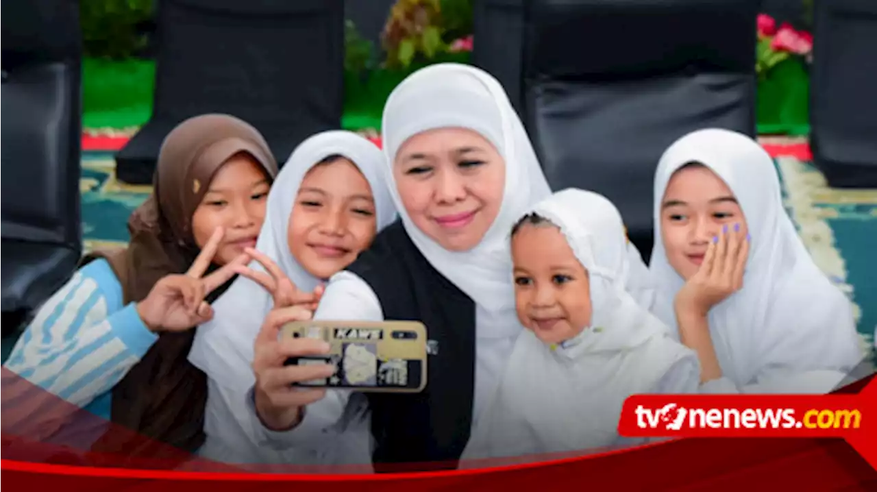 Safari Ramadan ke Situbondo, Gubernur Jatim Berikan Ratusan Paket Tas Sekolah untuk Anak Yatim