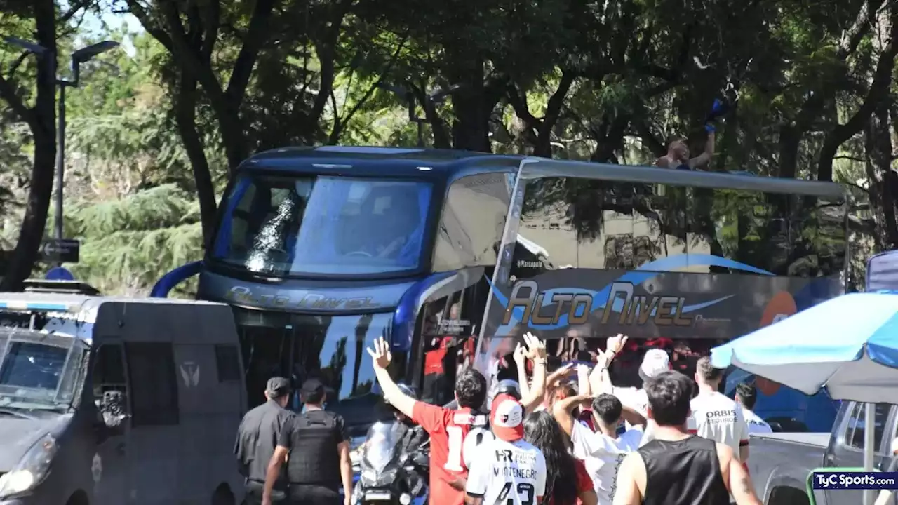 (VIDEO) La caótica llegada de Rosario Central al estadio de Newell's - TyC Sports