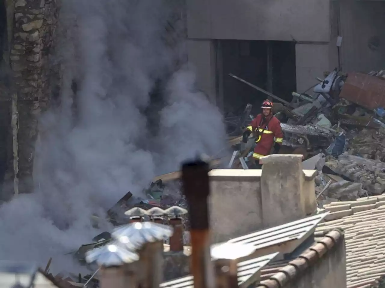 Building collapses in France, fire stymies rescue