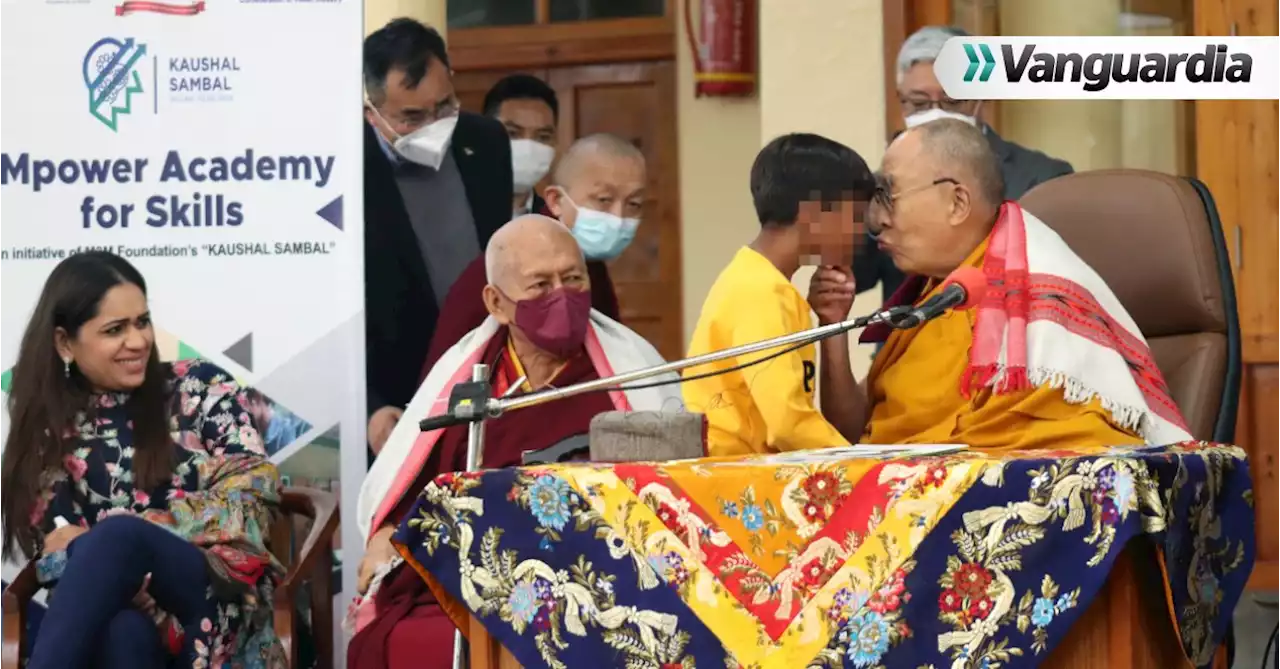 ¿Es real? Video del Dalai Lama besando a un niño causa polémica en el mundo