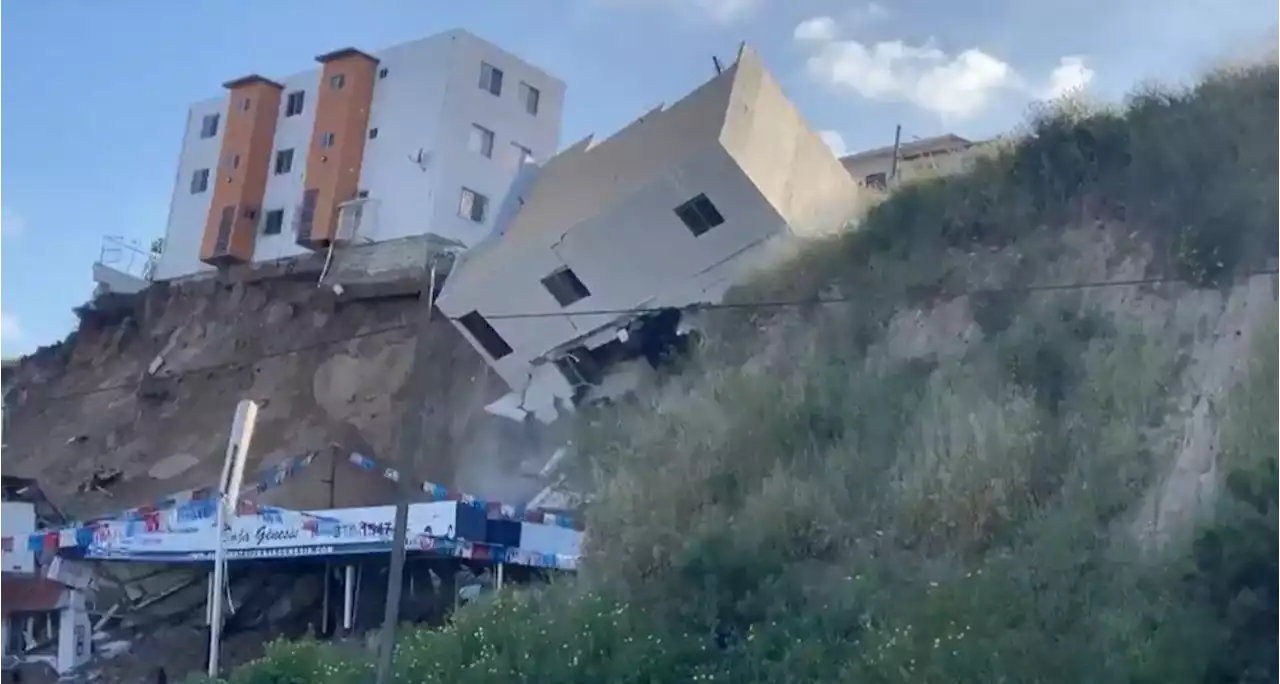 Colapsan edificios construidos al lado de un barranco en Tijuana (videos)