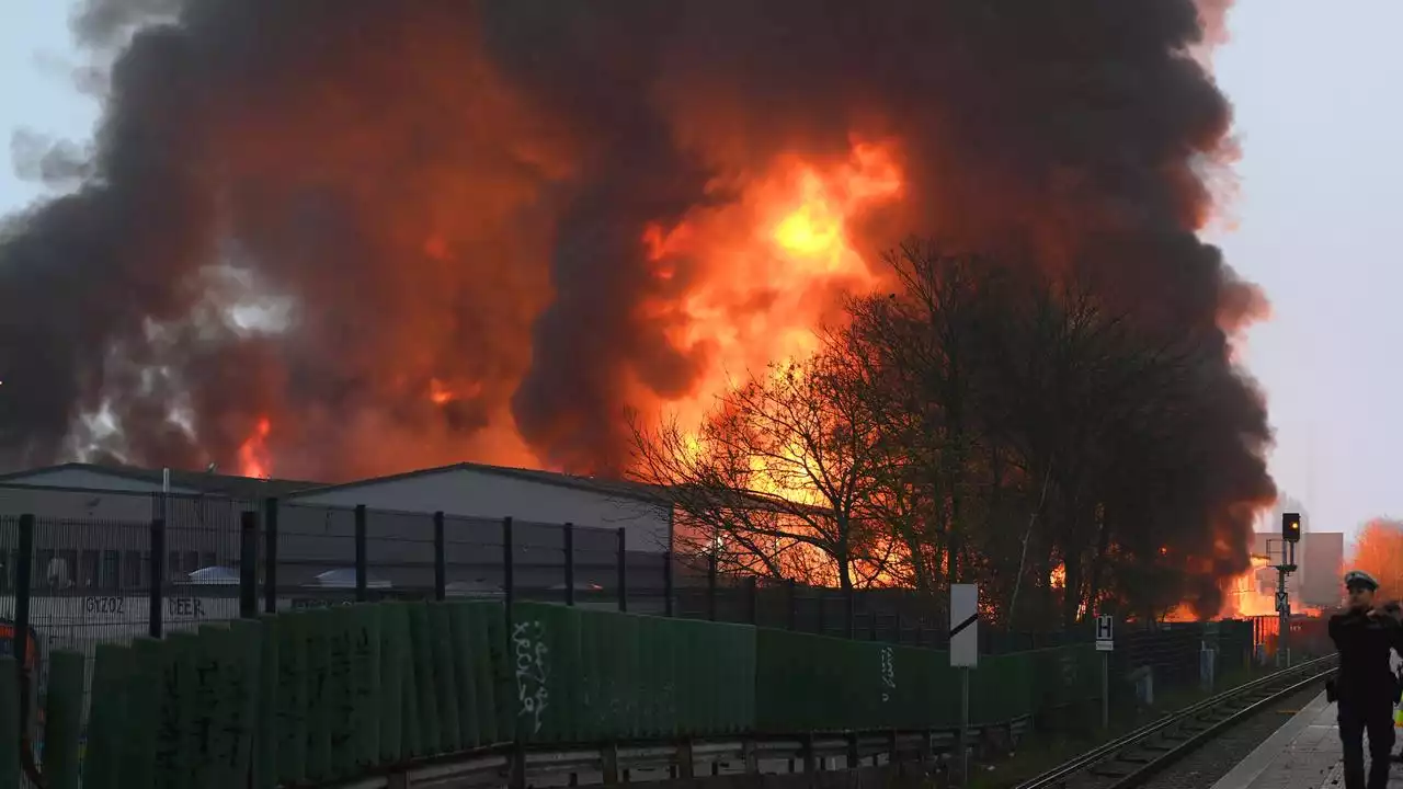 Großbrand in Hamburg: Feuerwehr warnt vor Rauch