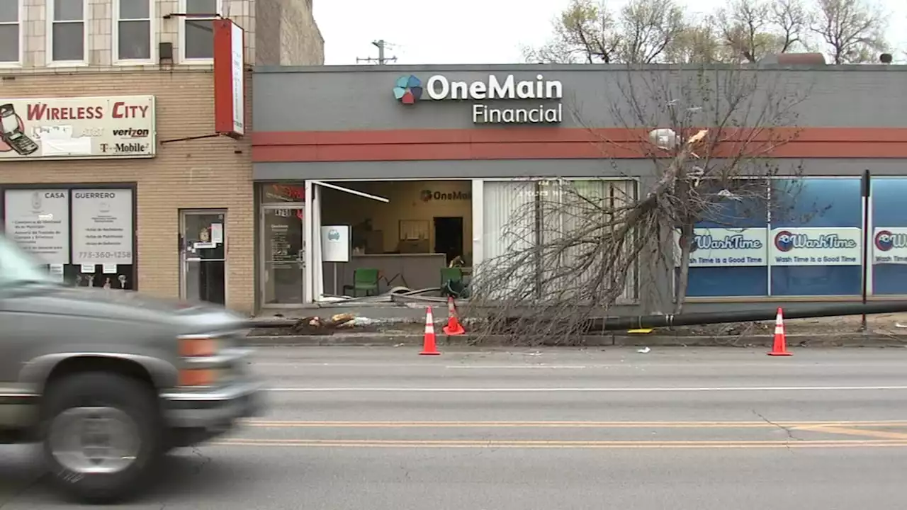 Kelvyn Park crash: Man arrested after crashing into light pole, building on NW Side, CPD says