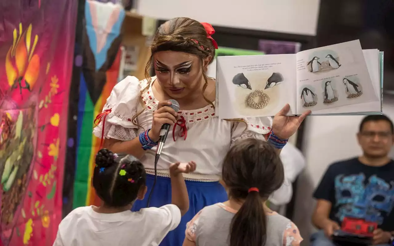 Drag Queens realizan lectura de cuentos a niños en Monterrey